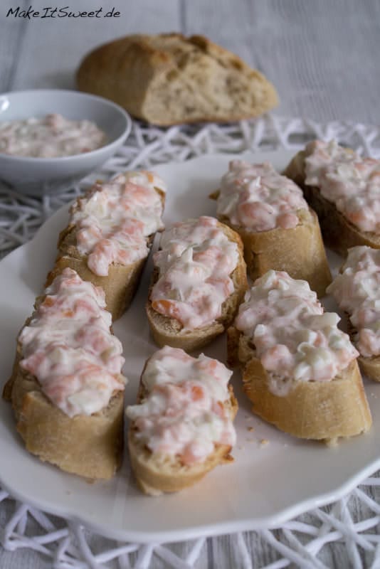 Räucherlachs-Tatar Rezept 1 Räucherlachs-Tatar Rezept - Rauecherlachs tartar baguette Fingerfood Rezept schnell und einfach vorbereiten Party buffet