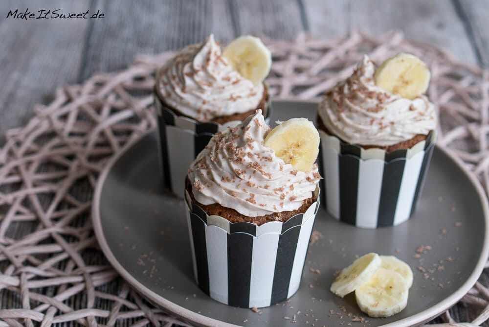 Muffin mit Nutella Füllung und Bananen-Topping - Schok Nuss Muffin mit Nutella Kern und Banane Rezept Cupcake