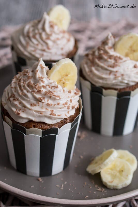 Muffin mit Nutella Füllung und Bananen-Topping 1 Muffin mit Nutella Füllung und Bananen-Topping - Schoko Nuss Muffin mit Nutella Kern und Bananentopping Rezept Cupcake