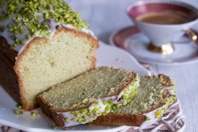 Avocado Kuchen mit Mandeln, Pistazien und Limettenguss 2 Avocado Kuchen mit Mandeln, Pistazien und Limettenguss - Avocadokuchen Rezept mit Limette Pistazie Mandeln Kastenform einfach 3
