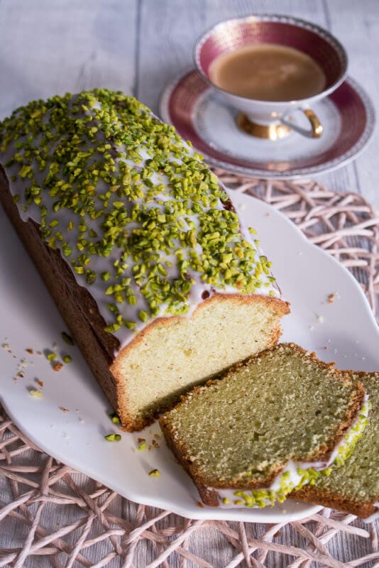 Avocado Kuchen mit Mandeln, Pistazien und Limettenguss 1 Avocado Kuchen mit Mandeln, Pistazien und Limettenguss