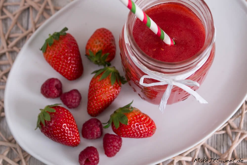Erdbeer-Smoothie mit Himbeeren - MakeItSweet