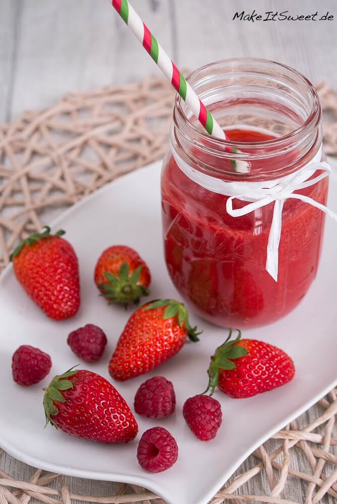 Erdbeer-Smoothie mit Himbeeren - MakeItSweet