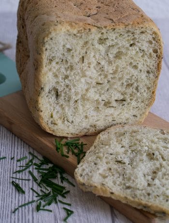 Brot mit Schnittlauch und Sesam Brotbackautomat - Schnittlauch Sesam Brot aus dem Brotbackautomat BBA Rezept alternativ auch ohne BBA vegetarisch einfach schnell