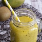 Kiwi Smoothie mit Mango - Mango Kiwi Orange Limette Smoothie Rezept fruchtig vegetarisch vegan glutenfrei gesund