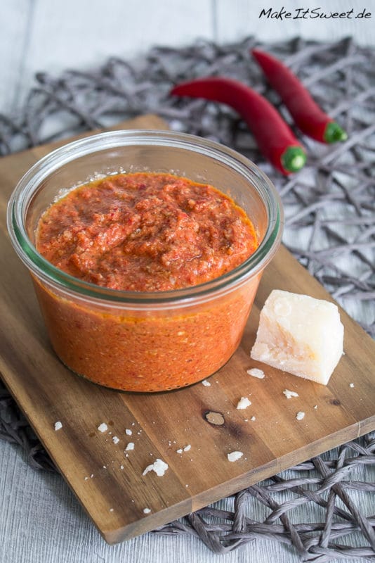 Paprika-Pesto mit Chili 1 Paprika Chili Pesto Rezept scharf Pinienkerne Parmesan fuer Brot und Nudel selber machen Pestorezept