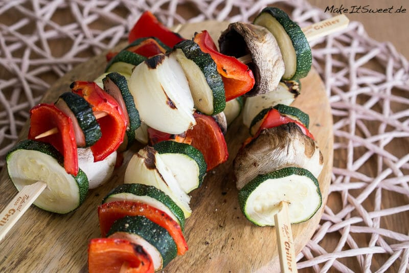 Einfache Gemüsespieße vom Grill 4 Einfache Gemüsespieße vom Grill - Einfache Gemuesespiese vom Grill Rezept mit Zucchini Zwiebel Paprika und Champignon 3