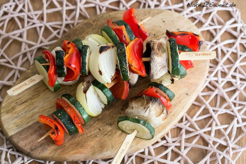 Einfache Gemüsespieße vom Grill 3 Einfache Gemüsespieße vom Grill - Einfache Gemuesespiese vom Grill Rezept mit Zucchini Zwiebel Paprika und Champignon 5