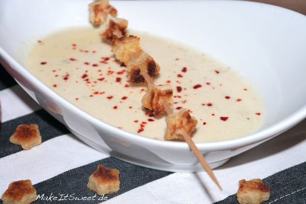 Käsesuppe mit Parmesan, Weißwein, Sahne und Knoblauch