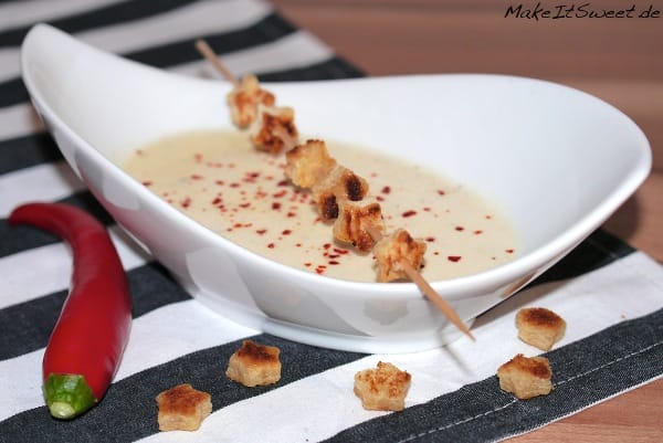 Käsesuppe mit Parmesan, Weißwein, Sahne und Knoblauch