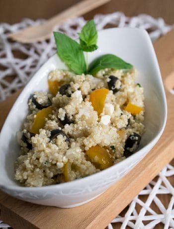 Einfacher griechischer Quinoa Salat mit Feta - Griechischer Quinoa Salat Rezept mit Feta Tomate Oliven Minze 3