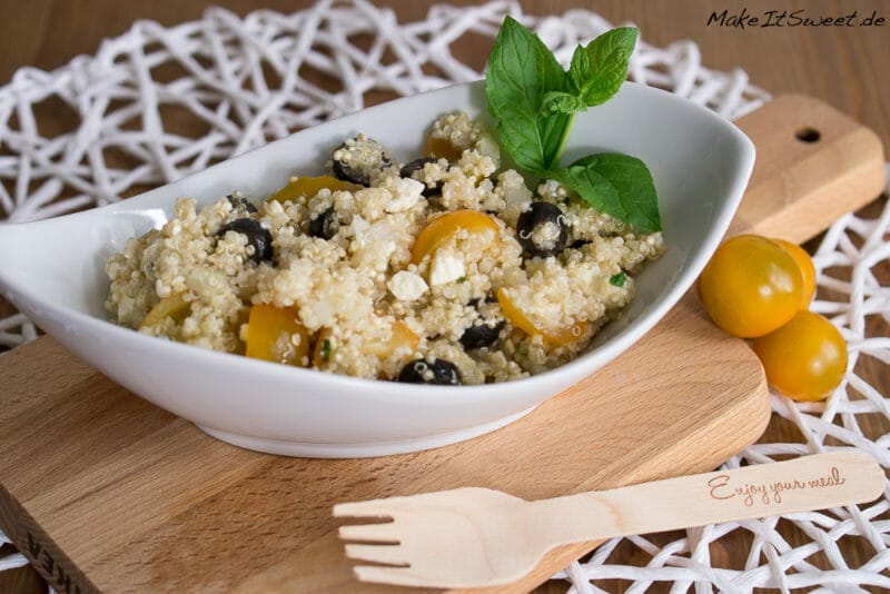 Quinoa - Wissen, Verwendung, Zubereitung, Rezepte - Griechischer Quinoa Salat Rezept mit Feta Tomate Oliven Minze