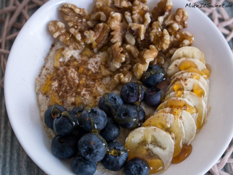 haferbrei-podrrige-blaubeeren-bananen-walnuss-honig-fruehstuecksidee-rezept-vegetarisch