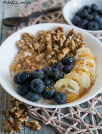 Porridge mit Blaubeeren, Banane und Walnuss - Podrrige Blaubeer Banane Walnuss Honig Zimt Haferflocken Fruehstueck Rezept