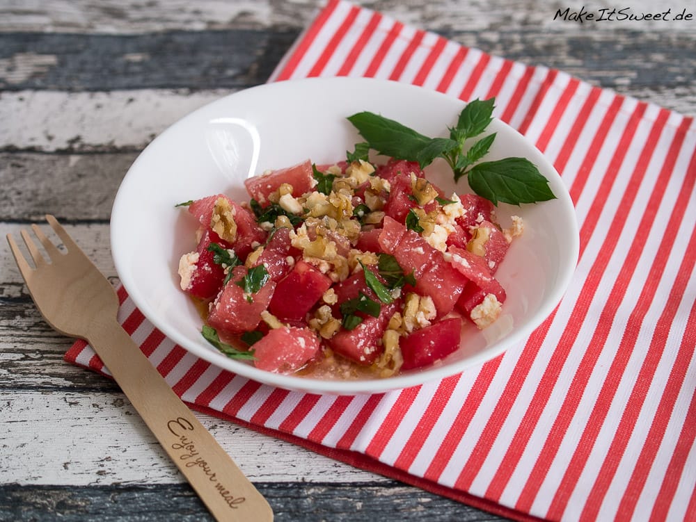 Wassermelone-Feta-Salat mit Minze und Walnuss