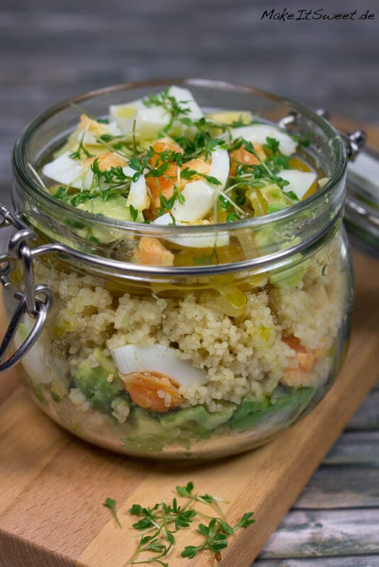 Kooperationen - Couscous Avocado Eier Salat im Glas Rezept vegetarisch einfach vorbereiten Mittagessen Schicht