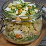 Couscous Salat mit Avocado und Eier - Salat im Glas - Couscous Avocado Eier Salat im Glas Rezept vegetarisch einfach vorbereiten Mittagessen Schicht