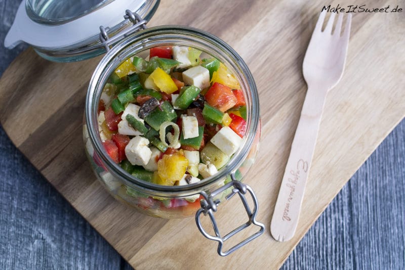 Griechischer Paprikasalat mit Feta und Oliven 3 Paprika Feta Oliven Salat im Glas Rezept vegetarisch mitnehmen vorbereiten