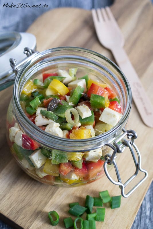 Paprikasalat mit Feta Oliven - Salat im Glas Rezept vorbereiten mitnehmen togo Picknick Mittagessen vegetarisch