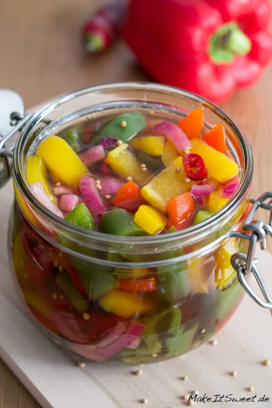 Eingelegte bunte Paprika Antipasti 1 Eingelegte bunte Paprika Rezept Zwiebel Chili Gemuese einmachen mit Essig