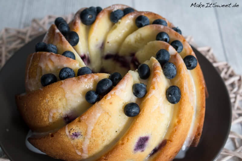 Gugelhupf mit Blaubeeren, Zitronen und Buttermilch 3 Gugelhupf mit Blaubeeren, Zitronen und Buttermilch - Blaubeeren Zitrone Gugelhupf Kuchen backen Rezept