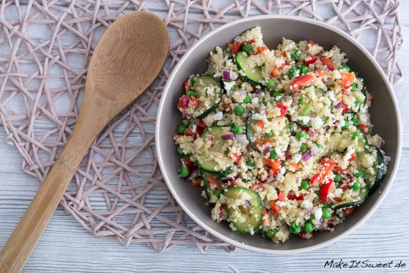 Einfacher Couscous Salat mit Zucchini, Feta, Paprika und Erbsen - Couscous Salat Zucchini Erbsen Paprika Feta Rezept