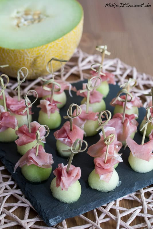 Honigmelone-Schinken-Fingerfood 1 Fingerfood am Spieß mit Honigmelone und Schinken