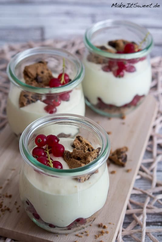 Johannisbeer-Dessert mit Mangocreme und Cookies im Glas 1 Johannisbeere Dessert Mangocreme Cookies Rezept Nachtisch im Glas schnell und einfach