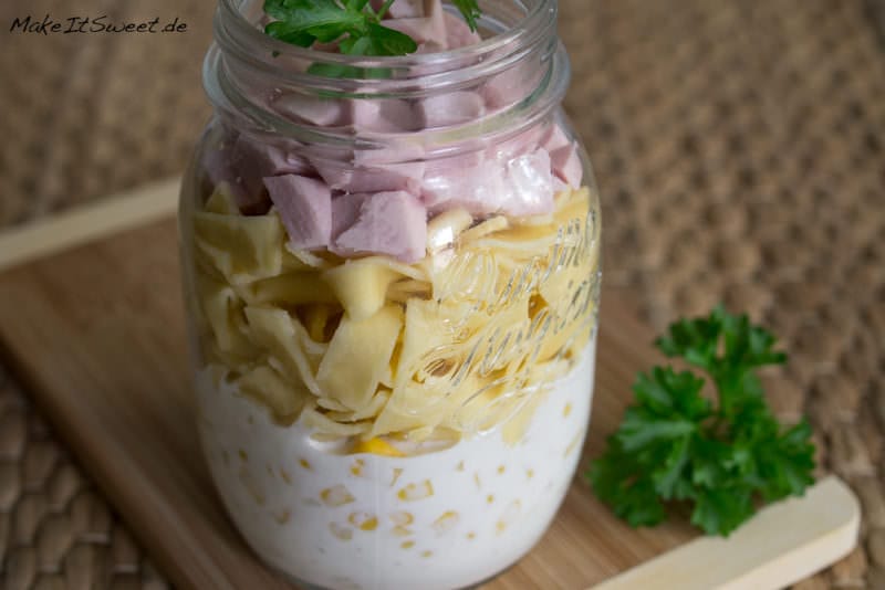 Nudelsalat mit Fleischwurst, Mais, Tomate in einem Joghurt-Zitronen-Dressing im Glas Rezept