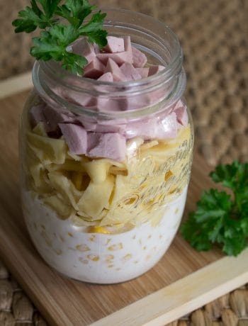 Einfacher Nudelsalat mit Fleischwurst - Salat im Glas - Nudelsalat im Glas Rezept Schinken Mais Vorbereiten Zubereiten Schichten
