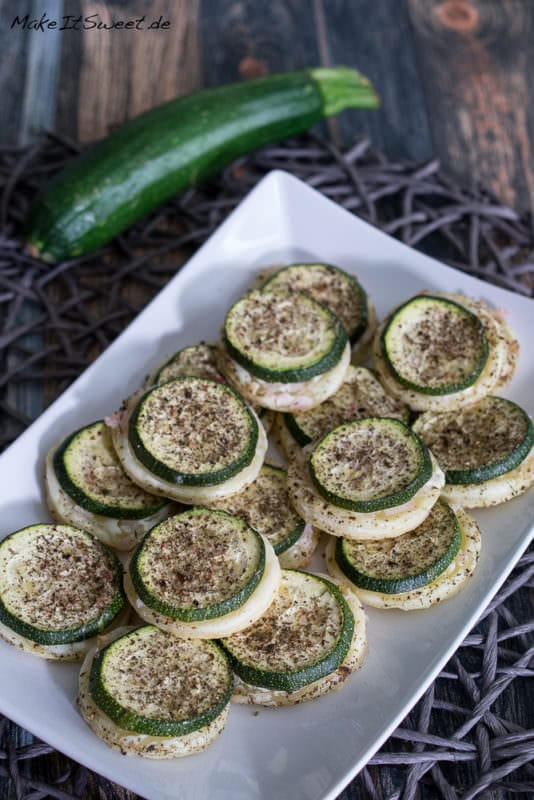 Blätterteig mit Zucchini Fingerfood 1 Zucchini Haeppchen mit Creme Fraiche und Zwiebeln Fingerfood Rezept schnel und einfach vegetarisch