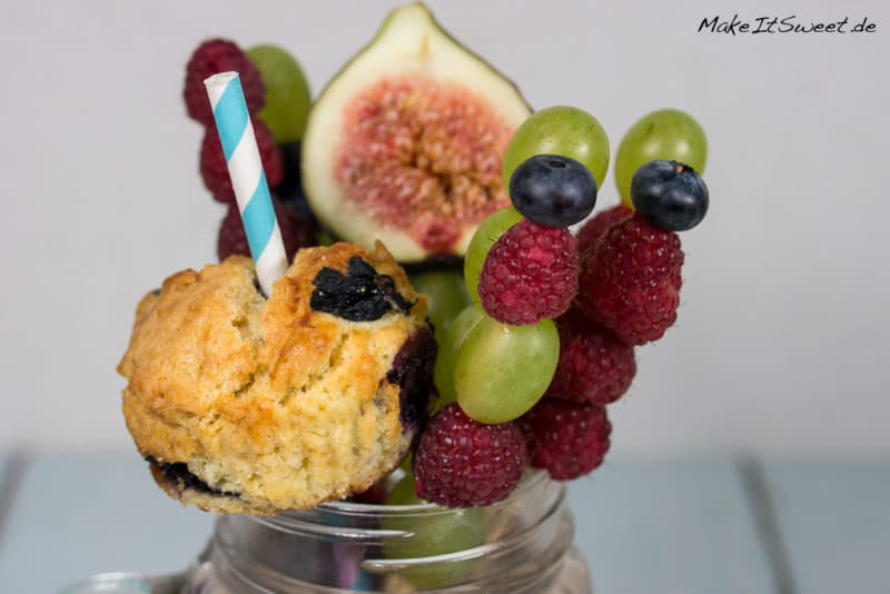Healthy Freakshake mit Obst 3 Healthy Freakshake mit Obst - Healthy Freakshake gesund Obst Blaubeere Banane Himbeere Traube Feige Rezept mit Muffin