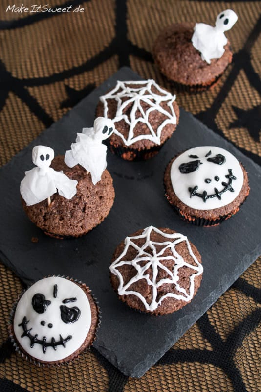 Einfach Halloween-Muffins dekorieren - Halloween Muffins dekorieren einfach schnell Cupcakes Gespenster Geister Spinnennetz Spinne Skelettkopf selber machen mit Kindern