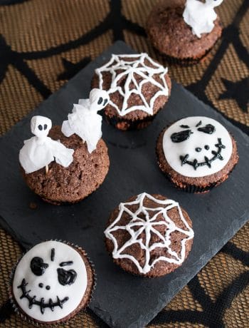 Einfach Halloween-Muffins dekorieren - Halloween Muffins dekorieren einfach schnell Cupcakes Gespenster Geister Spinnennetz Spinne Skelettkopf selber machen mit Kindern