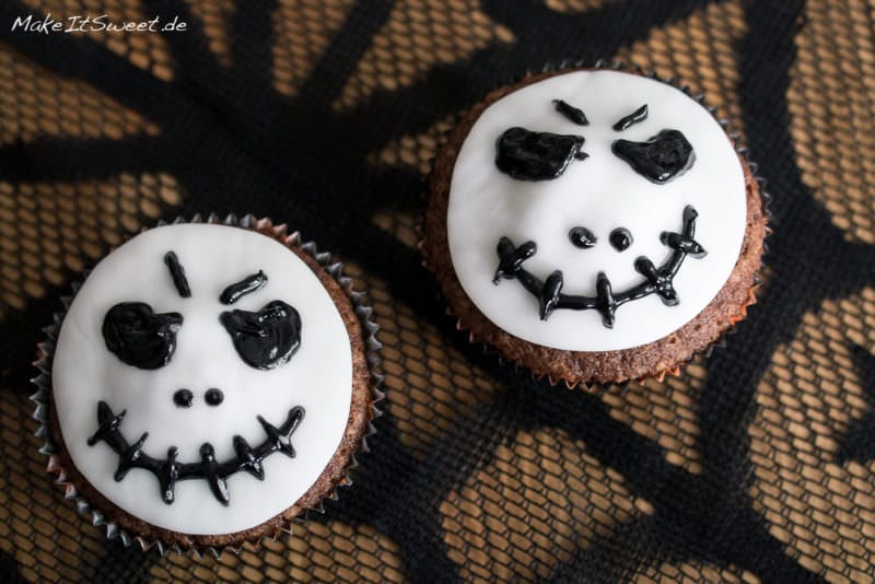 Einfach Halloween-Muffins dekorieren - Halloween Muffins dekorieren einfach schnell Cupcakes Jack Skelett Kopf