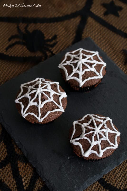 Einfach Halloween-Muffins dekorieren - Halloween Spinnennetz Muffin dekorieren einfach schnell Cupcakes schritt fuer schritt