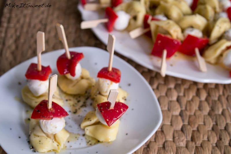 Tortellini Spieße mit Paprika und Mozzarella 3 Tortellini Spieße mit Paprika und Mozzarella - Tortellini Spiesse mit Mozzarella Paprika Haeppchen Fingerfood Party Rezept