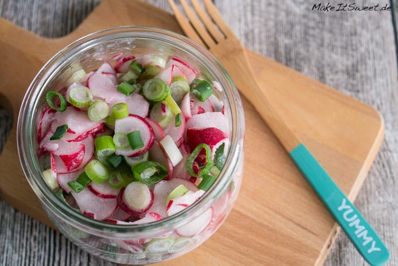 Einfacher Radieschensalat mit Sahne - Radieschen Salat Lauchzwiebel Rezept Sahne gut vorbereiten mitnehmen