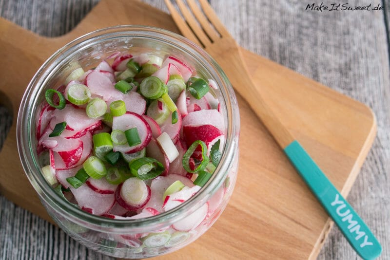 Einfacher Radieschensalat mit Sahne 2 Einfacher Radieschensalat mit Sahne - Radieschen Salat Lauchzwiebel Rezept Sahne gut vorbereiten mitnehmen