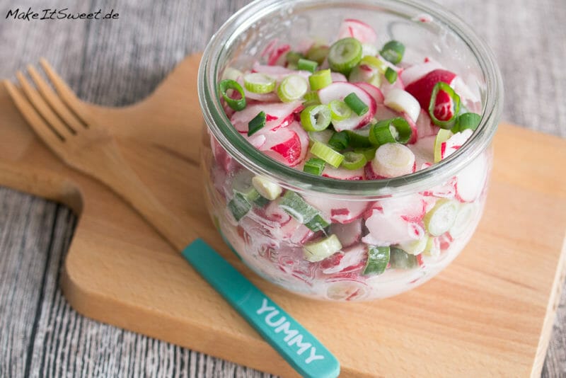 Einfacher Radieschensalat mit Sahne - Radieschen Salat im Glas als Beilage oder Mittagessen im Buero Lauchzwiebel Rezept mit Sahne