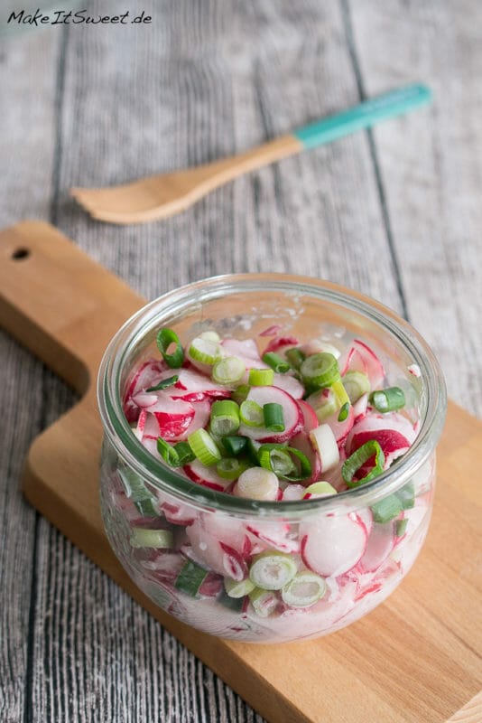 Einfacher Radieschensalat mit Sahne 1 Radieschensalat mit Frühlingszwiebeln in einem Sahne-Dressing im Glas angerichtet