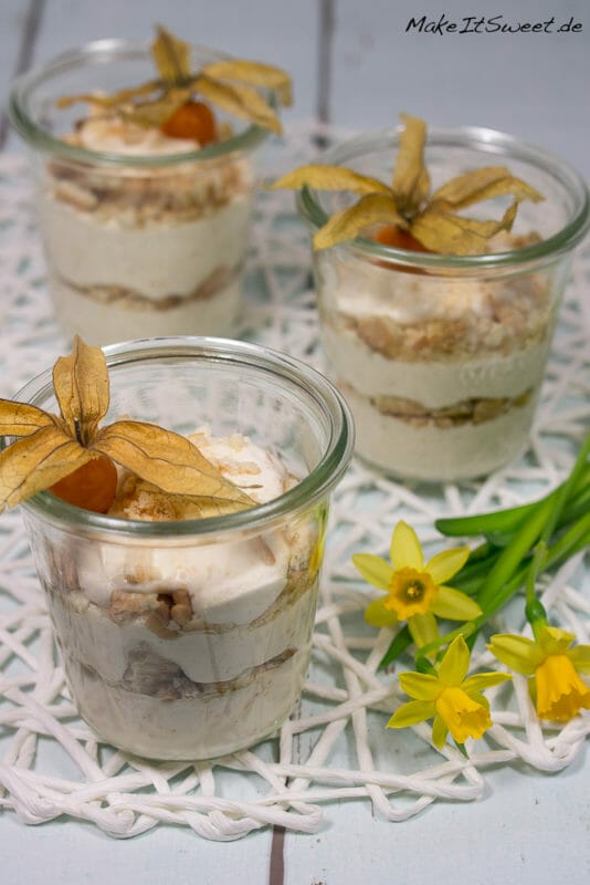 Physalis-Zimt-Dessert im Glas geschichtet mit einer Physalis als Dekoration