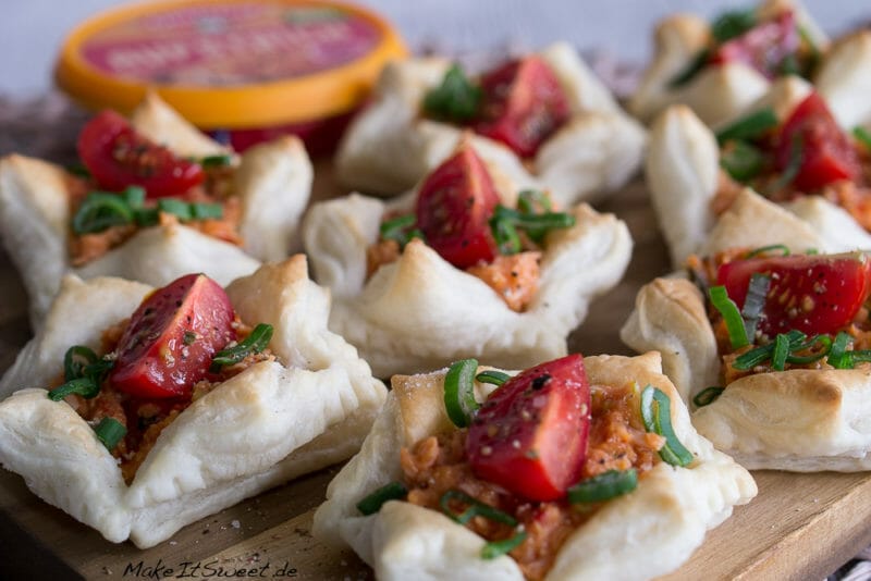 Anzeige - Schnelles Fingerfood mit Gutfried Pulled Chicken Aufstrich 1 Häppchen mit Gutfried Pulled Chicken Aufstrich als kleine Nester mit Tomaten darauf