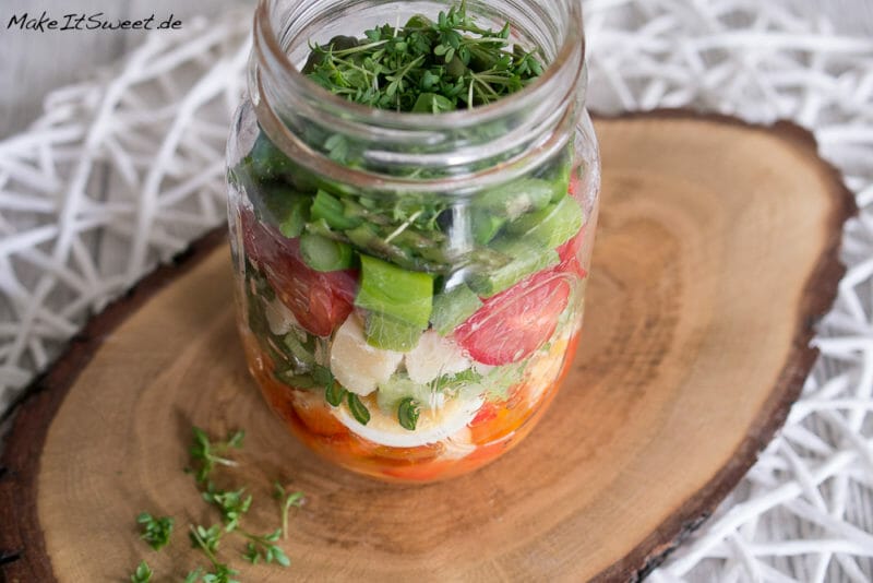 Spargel Salat mit Ei und Käse - Salat im Glas - Schichtsalat mit Spargel Tomate Ei Parmesan Kaese im Glas Rezept zum Mitnehmen