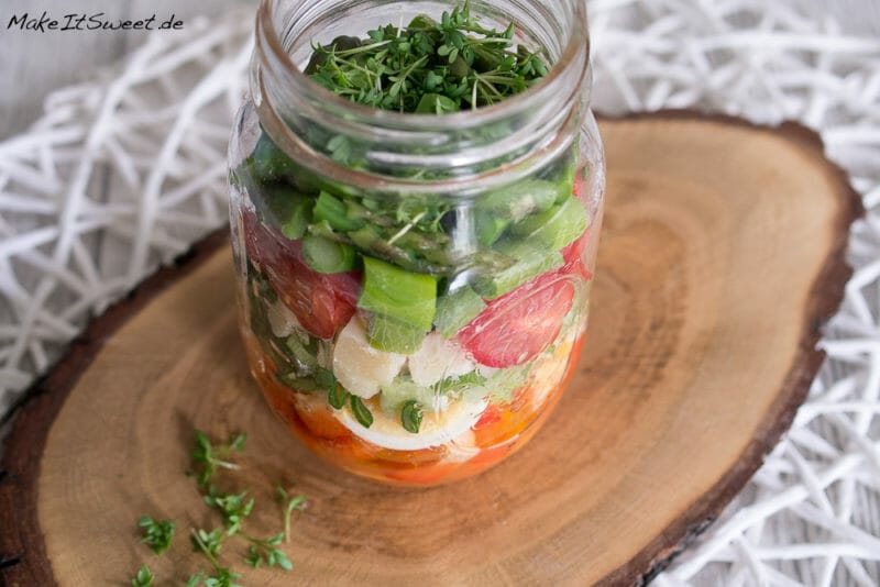 Spargel Salat mit Ei und Käse - Salat im Glas 3 Spargel Salat mit Ei und Käse - Salat im Glas - Schichtsalat mit Spargel Tomate Ei Parmesan Kaese im Glas Rezept zum Mitnehmen