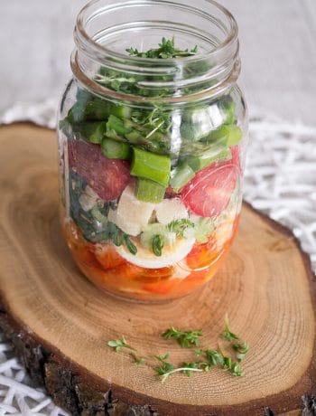 Spargel Salat mit Ei und Käse - Salat im Glas - Schichtsalat mit Spargel Tomate Ei Parmesan Paprika im Glas Rezept mitnehmen Buero Picknick