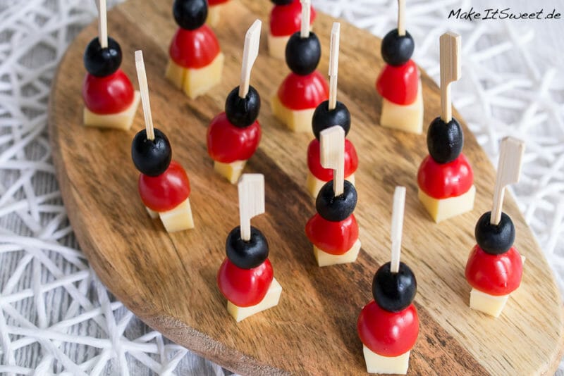 Deutschland Fingerfood zur WM oder EM 3 Deutschland Fingerfood zur WM oder EM - WM fingerfood spieler schnell einfach Olive Tomate Kaese Haeppchen Rezept schwarz rot gold
