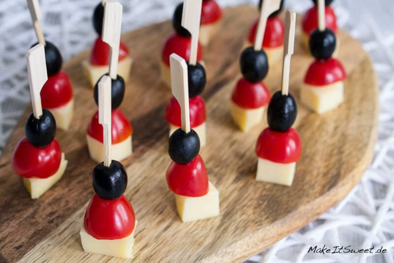 Deutschland Fingerfood zur WM oder EM 4 Deutschland Fingerfood zur WM oder EM - Weltmeisterschaft Fussball fingerfood spieler schnell einfach Olive Tomate Kaese Haeppchen Rezept