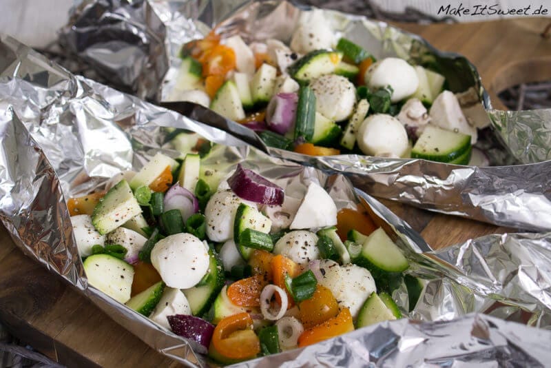 Obst und Gemüse grillen - Ideen und Tipps 5 Obst und Gemüse grillen - Ideen und Tipps - Mozzarella Gemuese Paeckchen vom Grill Rezept Zucchini Tomate Champignons