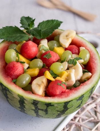 Wassermelonen Obstsalat mit Minze - Einfacher Wassermelonen Obstsalat Rezept Traube Mango Banane Minze Sommerrezept Picknick Party